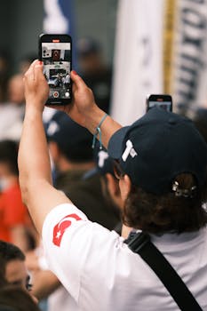 A women shoting video with phone